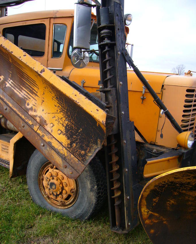 http://www.badgoat.net/Old Snow Plow Equipment/Trucks/Oshkosh Plow Trucks/Oddball Plow Gear System/GW683H849-4.jpg